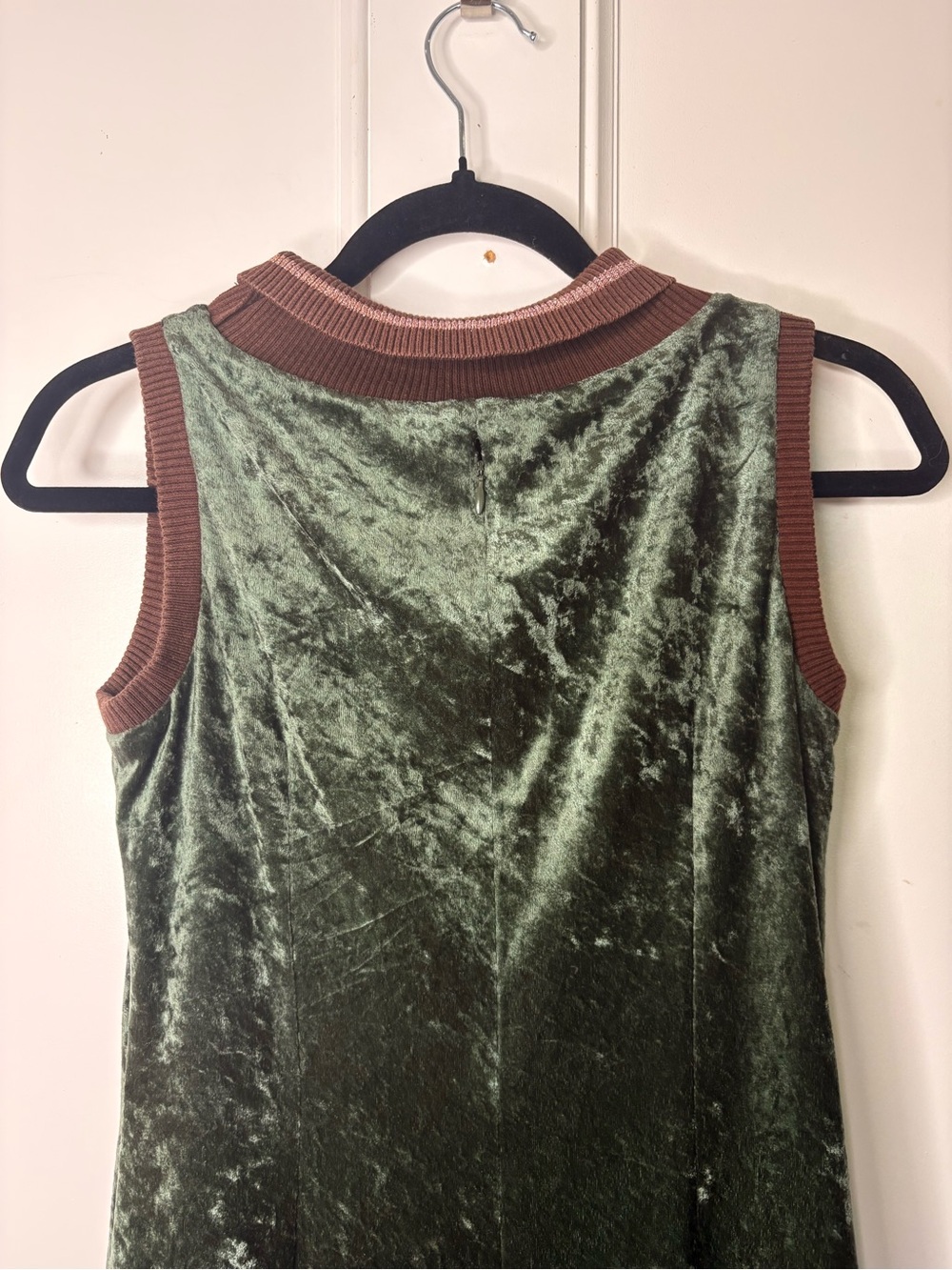 Sleeveless 1920’s inspired Olive Green Velvet Pleated Dress with Contrast Trim - Picture 10 of 16
